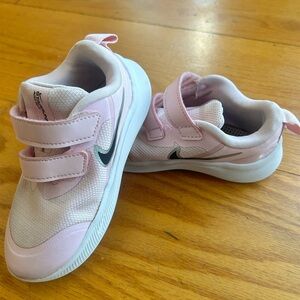 Kids Pink Nike star runner 3 shoes sneakers Sz 9C